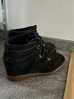 Svarta kilklackade boots i mocka - Säljer dessa skor från Isabel Marant då dem inte kommer till användning. Svarta med kilklack. Pris kan diskuteras 🥰