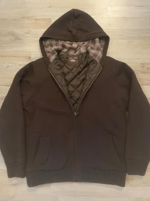 Fodrad stickad cardigan - Tjena! Säljer en otroligt fet brun fodrad stickad cardigan. Passar perfekt till det kalla vädret. Priset kan såklart diskuteras!