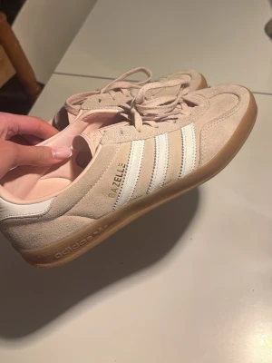 Adidas Gazelle ljusrosa - Snygga Adidas Gazelle sneakers ljusrosa. De är i mycket bra skick. Men lite smutsiga. Väldig billiga🩷🩷