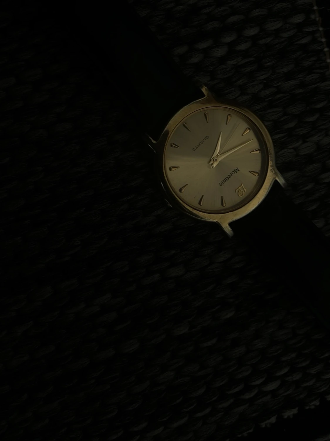 More time Quartz Guldfärgad klocka med svart läderband - 1