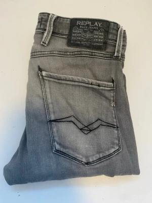 Grå jeans från Replay - Säljer nu mina replay anbass slim fit då jag inte använder dom. Nypris 1200kr. Längd 34 och midja 31.                                                                          Skriv om ni vill ha mer bilder eller undrar något!