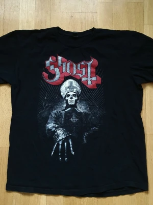Ghost T-Shirt | L / Large - T-Shirt med Ghost tryck på framsidan.  Gildan -Softstyle Large (Mått finns på bilderna!) 100% bomull.  Se bilder.