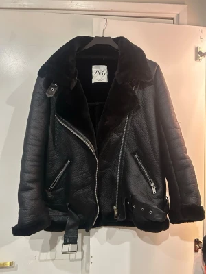 Svart fodrad skinnjacka från Zara - Snygg svart fodrad skinnjacka från Zara. Perfekt som vinter/vår jacka!🌟