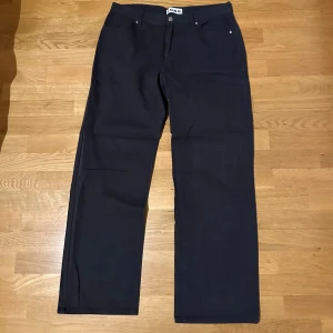Wide Vintage Jeans - Loose fit jeans med perfekt baggy passform. Lägger sig fint över skorna. Outfit bild finns vid förfrågan!