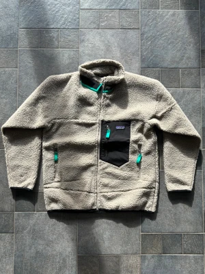 Patagonia Fleece - Säljer en beige fleecejacka från Patagonia⛰️ Nyskick ✅ Prislappar sitter kvar 🏷️ Fraktar inom 24 timmar 🚛 Kontakta mig vid eventuella frågor 📞😁