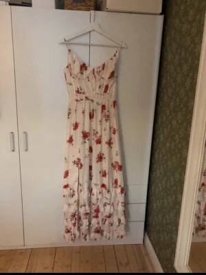Blommig sommarklänning - Jätte snygg blommigklänning som passar perfekt till en fin sommardag.