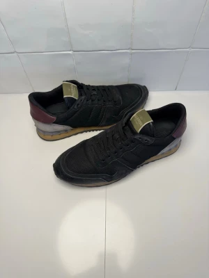 Valentino rock runners  - Valentino rock runners. Storlek 42. Fint skick. Bara att höra av sig till oss vid minsta funderingar😁