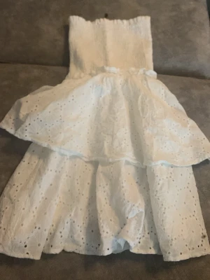 Vit ax realös volangklänning - Söt vit klänning som är jätte fin och är i bra skick, den är en sommarklänning 