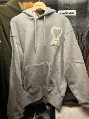 Ami Paris hoodie  - Säljer min gråa ami Paris hoodie, den är i jätte bra skick och perfekt till våren och sommar kvällar. Hör av er vid frågor eller liknande 