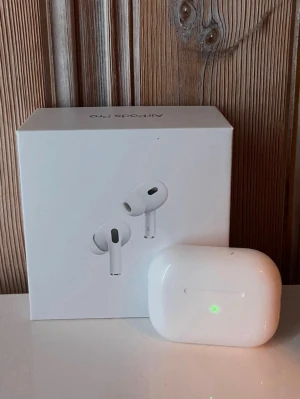 Apple AirPods Pro med laddningsetui - Säljer ett par vita Apple AirPods Pro med trådlöst laddningsetui. Hörlurarna har silikontoppar för bästa passform och brusreducering. Allt originaltillbehör som laddkabel och extra öronproppar medföljer. Snygg och stilren design i blank plast.1:1