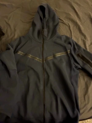 Nike tech blå  - Använd hoodien i M byxorna i S 