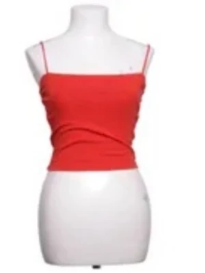 Röd croppad linnetopp från gina tricot - Trendig röd croppad linnetopp med tunna axelband. Perfekt för varma dagar och enkel att styla med jeans eller kjol. Snygg och enkel design som passar till många olika looks.