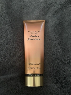 Victoria's Secret Amber Romance lotion - Amber Romance Fragrance Lotion från Victoria's Secret i en snygg guld- och kopparfärgad tub på 236 ml. Använt typ en gång