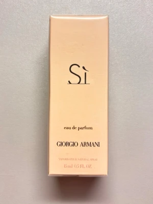 Giorgio Armani Sì Eau de Parfum 15ml. Perfekt för efter idrott - Säljer en exklusiv parfym från Giorgio Armani, Sì Eau de Parfum. Kommer i en elegant ljusbeige kartong med svart text och rymmer 15 ml. Perfekt för dig som vill ha en lyxig och feminin doft i ett smidigt format. Perfekt för efter idrott. 