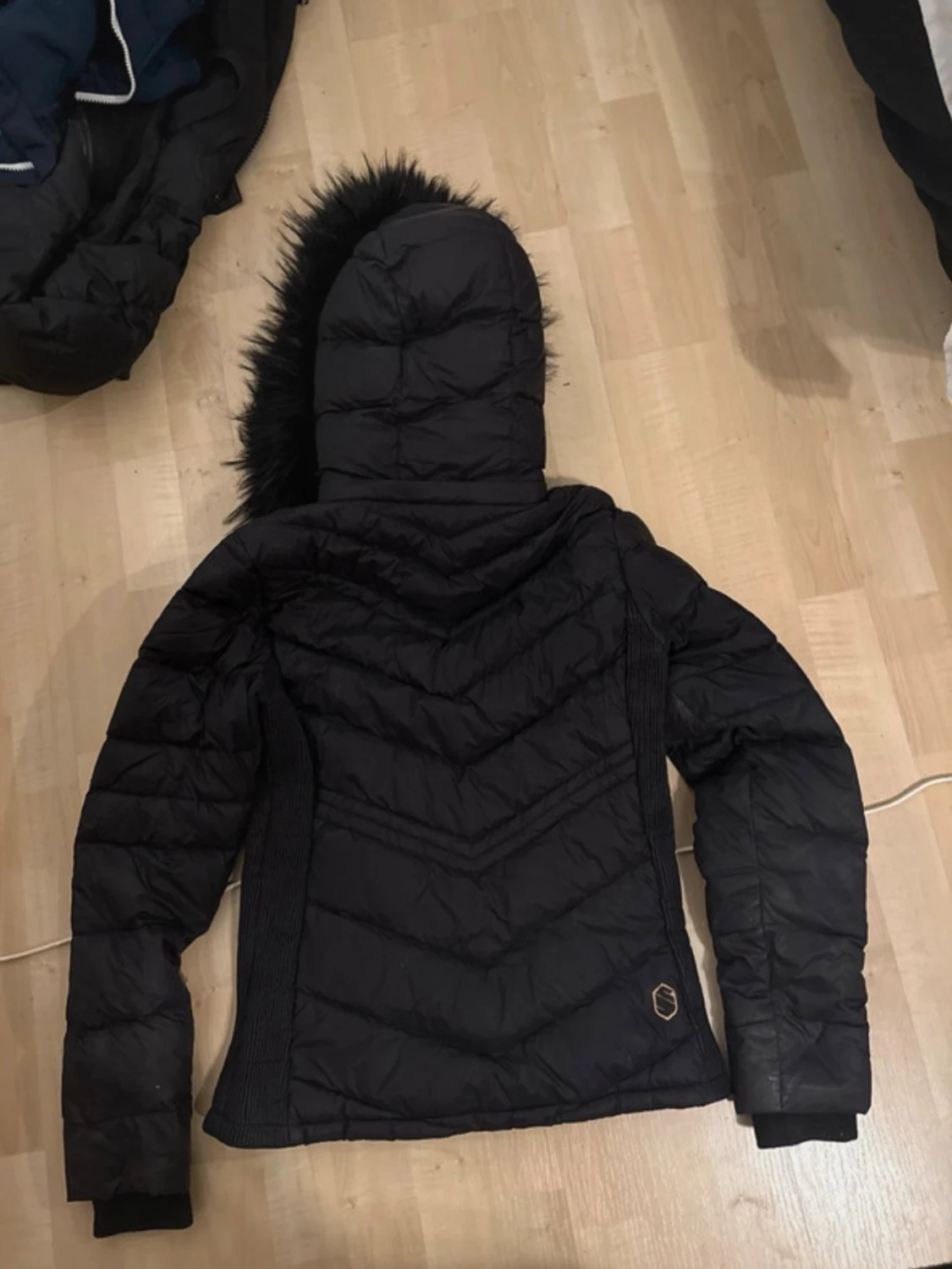 Svart pufferjacka med fuskpäls