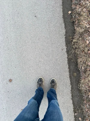 Lanvin sneakers, grå med glans – storlek 43 - Säljer mina Lanvin-sneakers i storlek 43, grå med en snygg glans på tån. Skorna är i bra skick med lite slit på hälen och små missfärgningar på tån som knappt syns. Ej Creasade.  Nypris: ca 5 500 kr Mitt pris: 1 900 (öppen för bud)  Perfekta för dig som vill ha lyxiga sneakers med stil utan att betala fullpris. Enbart skorna! Snabb leverans kan ordnas, eller upphämtning i Västerås.