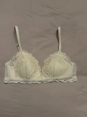 Triangel-BH från Intimissimi – stl 70B - Säljer en jättefin triangel-BH från Intimissimi i storlek 70B. Färg: ljus creme/offwhite med spetsdetaljer.  • Utan bygel • Lätt vadderad • Väldigt skön passform • Använd ca 3 gånger • I mycket bra skick  Nypris: 499 kr  Perfekt för dig som vill ha en bekväm BH i fint skick ✨