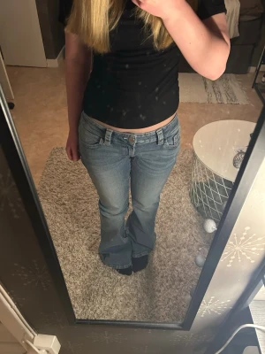 Blå jeans från Gina Tricot - Säljer ett par jeans från Gina Tricot för att dem var för stora. Bara andvänds en gång, dem är i modellen non-slim så passar bra om man har lite bredare lår. Dem har blivit lite smutsiga vid fötterna men går bort i tvätten