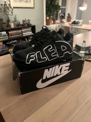 Nike Air Force 1 x Flea Market - Svarta Nike Air Force 1 sneakers i samarbete med Cactus Plant Flea Market. Skorna är i topp skick, använt en gång ute. Dock är lådan lite trassig