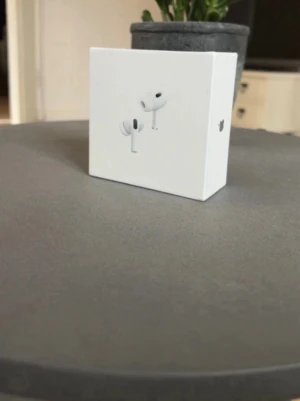Apple AirPods Pro 2 USB-C - Säljer ett par Apple AirPods Pro 2nd generation. De är äkta med fungerande noice cancellation