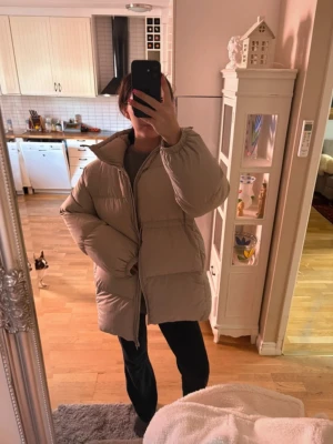 Jacka  - Nästan helt ny superfin dunjacka, använd cirka 3 gånger. Varm och supermysig men inte längre min stil🩷 Nypris ca 1699kr Skriv för fler bilder eller prisförslag🩷