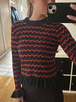 Svart och röd stickad tröja från Vila - Snygg stickad tröja från Vila i svart med röda sicksack-ränder. Använd typ 2 ggr