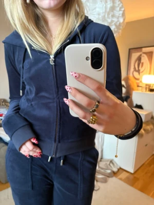 Juicy Couture hoodie - Hoodie från juicy couture!! Superfin färg och sååå skön😍😍 Säljer även byxorna🙏🏽🙏🏽