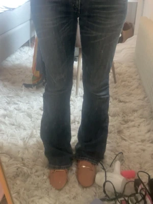 Lågmidjade bootcut jeans - Säljer ett par JÄTTESNYGGA lågmidjade bootcut jeans från Big Star. Jeansen har klassisk femficksdesign och lätt slitna detaljer. Storlek W28/L32. Som jämförelse är jag 165cm och brukar ha storlek 36 i jeans.☺️💘