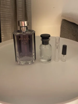 Prada L’Homme EDT sample 1-20 ml - Prada L’Homme EDT samples / decants 👔    Original från min egen flaska (100 ml).    Pris:   1 ml – 35 kr   2 ml – 60 kr   3 ml – 85 kr   4 ml – 110 kr   5 ml – 130 kr   30 ml – 580kr.    Perfekt om du vill testa denna rena och eleganta doft innan du köper hel flaska.    Skickas.