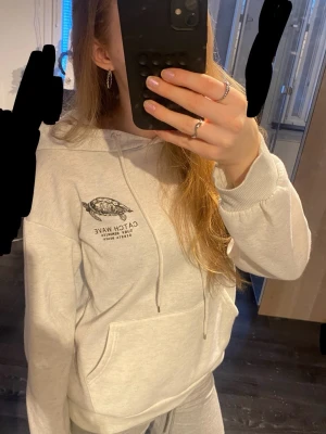 Tunn hoodie - Super mysig, väldigt tunn hoodie - passar perfekt nu när det börjar bli lite varmare och man inte vill ha för varma kläder på sig. Väldigt basic och passar till det mesta🩷Nypris 129kr. Köpt från SHEIN (för att vara från Shein så var det ändå bra kvalitet).           Sparsamt använd och mycket bra skick! Jag är öppen för bud och skickar snabbt📦                        Vid frågor och funderingar, hör gärna av dig🫶🏼🫶🏼