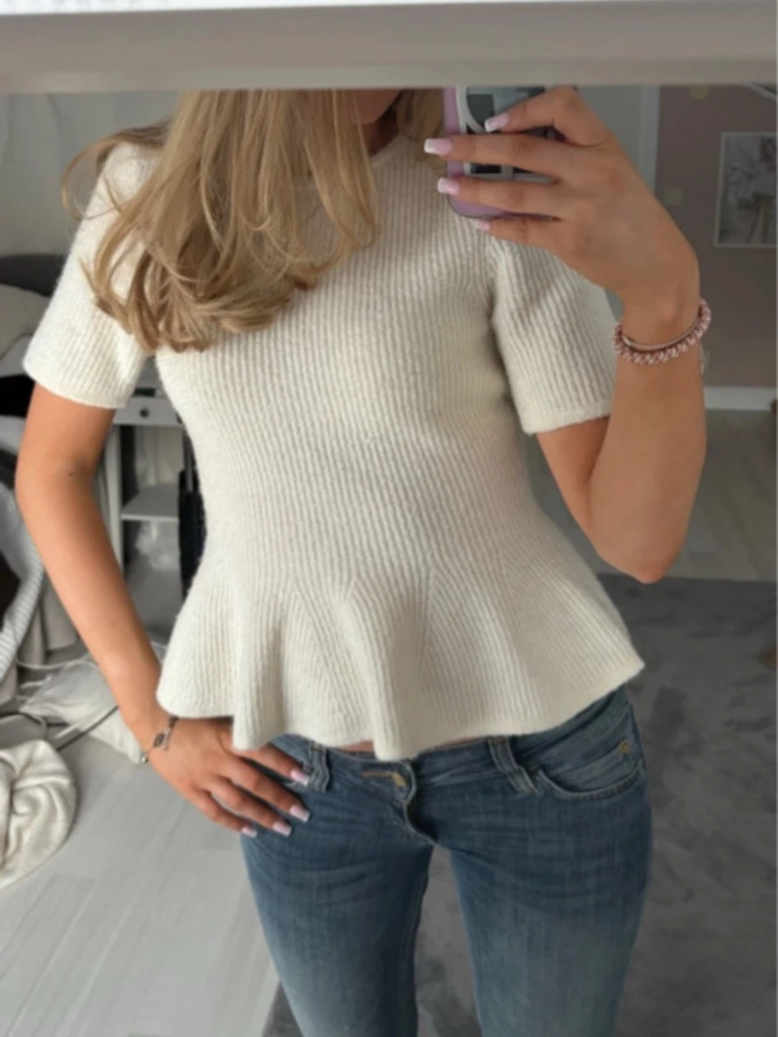 Vit ribbad topp med volangkant - 2