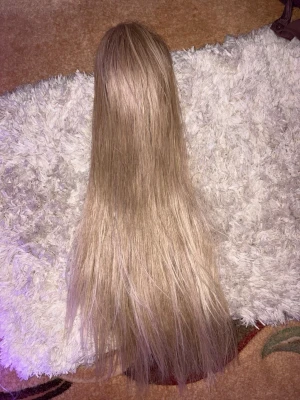 Lång blond rakt - Fint rakt blont löshår. Man sätter ihop med ett spänne