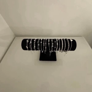 Snygga armband i silver och guld - Flera stilrena armband i silver- och guldfärg med olika kedjedesigner, stjärnor, pärlor och hjärtan. Perfekta accessoarer för att lyfta din outfit med en trendig touch. Passar både till layering och att bära ensamma. (styck pris mellan 100kr - 200kr )