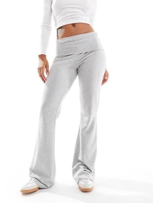 Grå yoga pants - Snygga grå yoga pant. Tillverkade i mjukt och stretchigt material som ger en skön och avslappnad känsla. Perfekta för en chill och trendig look.