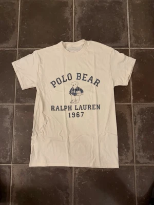Polo bear t shirt  - Riktigt fet och eftertraktad Polo Bear t shirt i storlek S! Helt nytt skick! Lite osäker på äktheten eftersom lappen i nacken saknas så därför är priset just nu på 499kr nypris runt 3000kr! Tveka inte med att ställa frågor! 