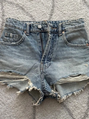 Jeansshorts  - Snygga jeansshorts, köpta från Zara på Rhodos. Aldrig använda pga för små för mig.