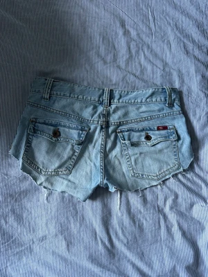 Ljusblå jeansshorts från only  - Säljer ett par ljusblå jeansshorts från only, säljer då de är för små för mig❤️