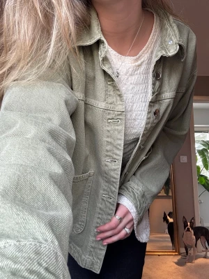 Grön jeansjacka  - Använd fåtal gånger så i väldigt bra skick. Från Zara i storlek S