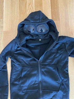 CP Company hoodie  - CP Company zip hoodies softshell   Finns 1 kvar inne i storlek M men skulle verkligen säga de sitter som S, helt nya, reps ofc