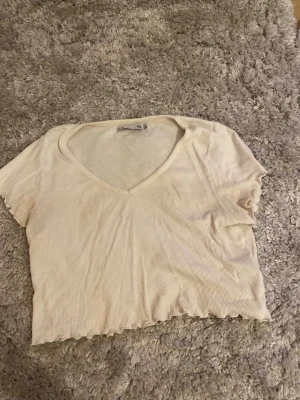  V-ringad magtröja - Kan vara lite stor i midjan, jätte skön och fin till sommaren