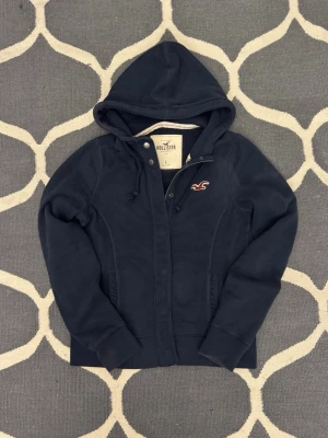 Hollister tröja - En fet hollister tröja som är i super skick titta på måtten för att vara säker. Vid funderingar så är det bara fråga👌