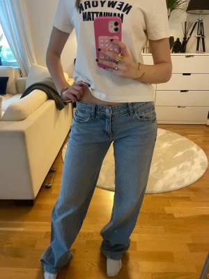 TRENDIGA Zara jeans! - (Slutsålda jeans) Supersnygga nu till våren!💗storlek 36, jag är 159cm men byxorna är lite långa för mig. Skriv vid frågor🫶🏼