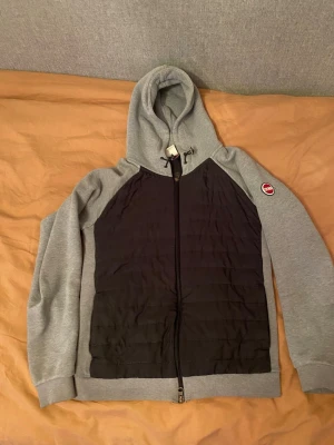 Grå och svart hoodie från Colmar - 8/10 skick