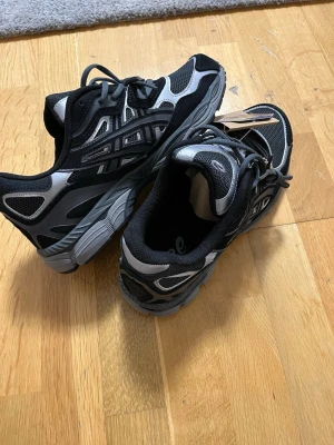 Asics Gel Nyc Graphite - Helt nya Asics till salu, fick de i present och säljer då jag känner att de inte är min typ av sko.  Priset är inte hugget i sten, dm vid frågor !
