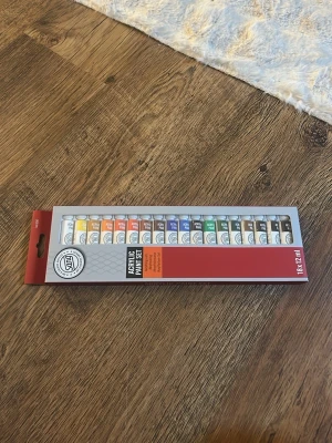 Acrylic Paint Set 18x12 ml - Säljer ett set med 18 tuber akrylfärg från SÖSTENE GRENES, varje tub innehåller 12 ml. Färgerna är blandade och kommer i en smidig förpackning med röd och grå design. Perfekt för dig som gillar att måla och skapa egna konstverk. Köpt för 120kr