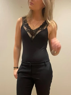 Svart spetsbody  - Svart spetbody från Zara. Bra skick och superfin till fest! 💕