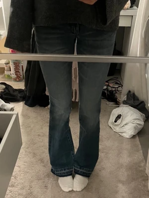 Abrand Jeans super low tall  - Superfint skick använda fåtal gånger, uppsprättade nertill☺️är själv 175 cm lång. Storlek 26 i modellen tall🥰🥰