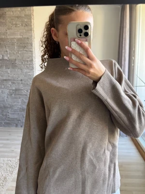 Beige stickad tröja med hög krage - En enkel och stilren beige stickad tröja med hög krage och långa ärmar. 💕
