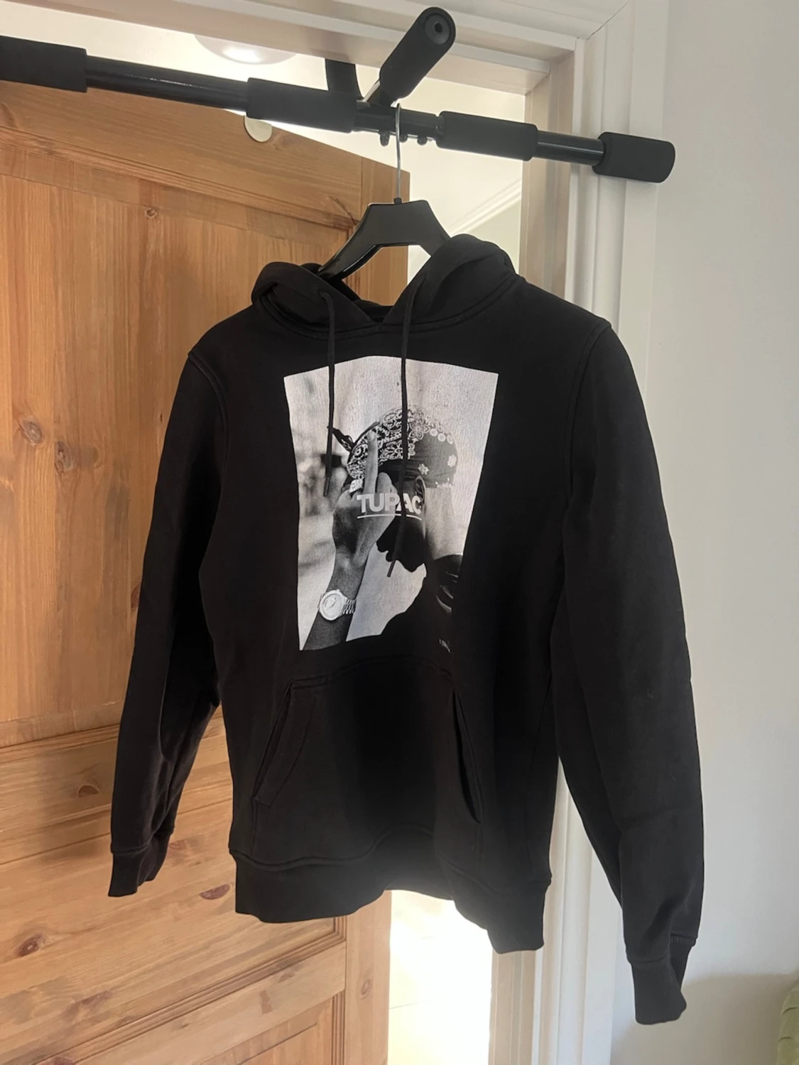 Svart hoodie interaction Tupac-tryck