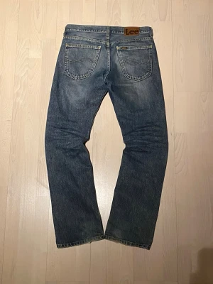 Bootcut Jeans  - Tjena! Säljer nu dessa extremt feta Bootcut Jeans från Lee. Storlek 31/33 och i väldigt bra skick! Priset är ej hugget i sten så hör av dig vid minsta fundering:)
